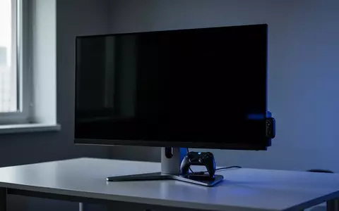 Ein moderner Gaming-Monitor mit integrierter Controller-Ladestation auf einem minimalistischen Schreibtisch. - Foto: über boerse-global.de