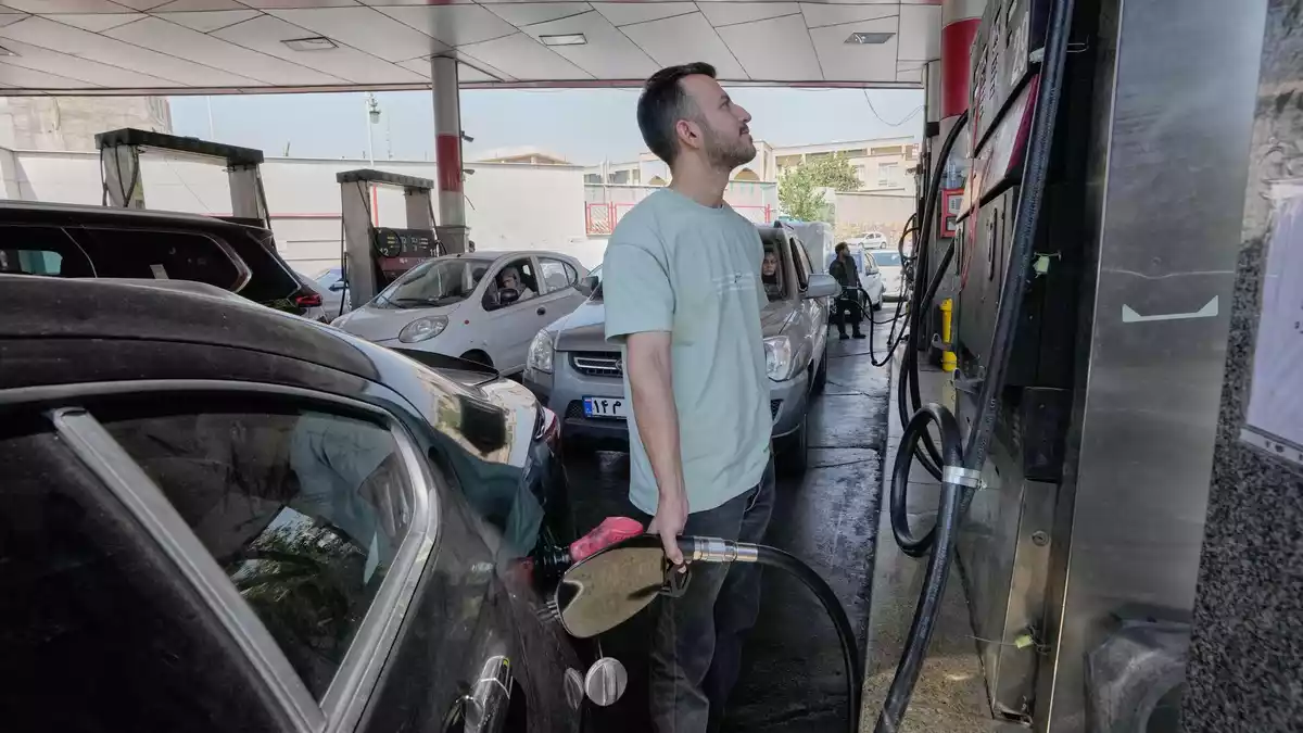 Sind Gerüchte in sozialen Medien der Grund für den Ansturm auf Tankstellen in Teheran? (Archivbild) - Bild: Vahid Salemi/AP/dpa