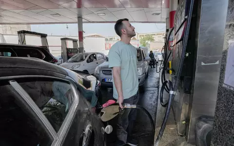 Sind Gerüchte in sozialen Medien der Grund für den Ansturm auf Tankstellen in Teheran? (Archivbild) - Foto: Vahid Salemi/AP/dpa