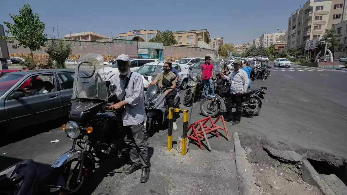 Motorräder und Autos stehen vor einer Tankstelle Schlange. (Archivbild) - Bild: Vahid Salemi/AP/dpa