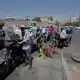 Motorräder und Autos stehen vor einer Tankstelle Schlange. (Archivbild) - Bild: Vahid Salemi/AP/dpa