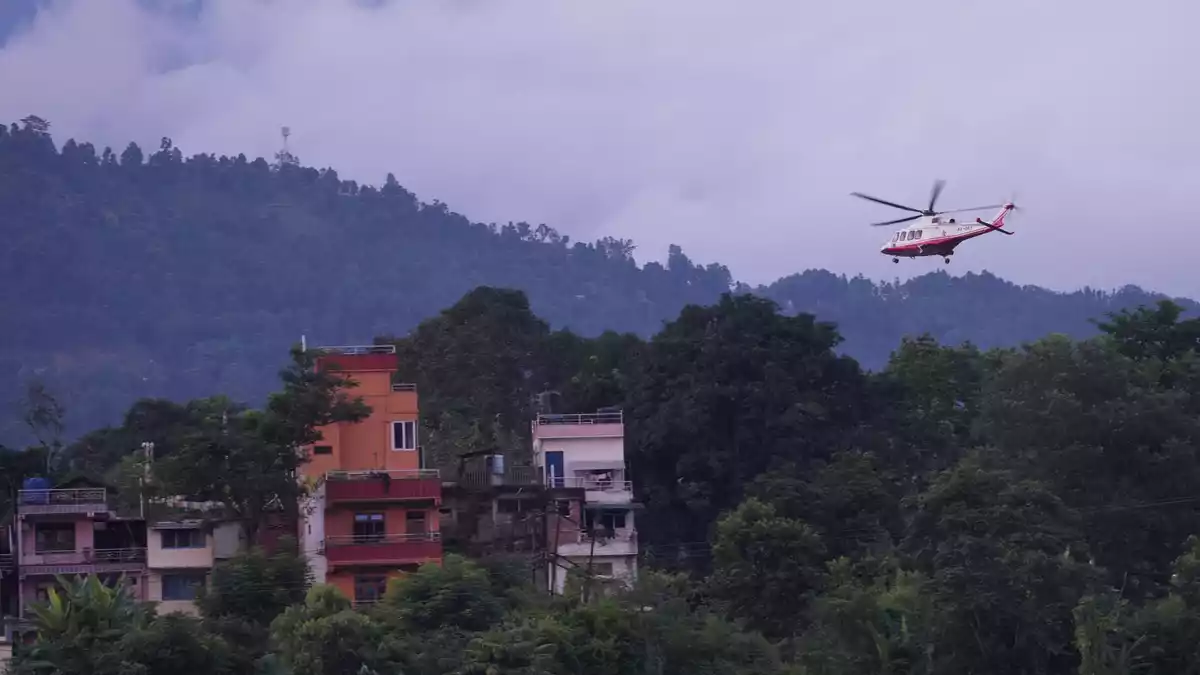 Ein Hubschrauber führt einen Rettungseinsatz durch. - Bild: Rajesh Kumar Singh/AP/dpa