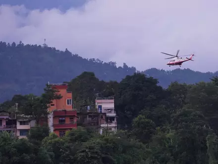 Ein Hubschrauber führt einen Rettungseinsatz durch. - Foto: Rajesh Kumar Singh/AP/dpa