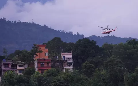 Ein Hubschrauber führt einen Rettungseinsatz durch. - Foto: Rajesh Kumar Singh/AP/dpa