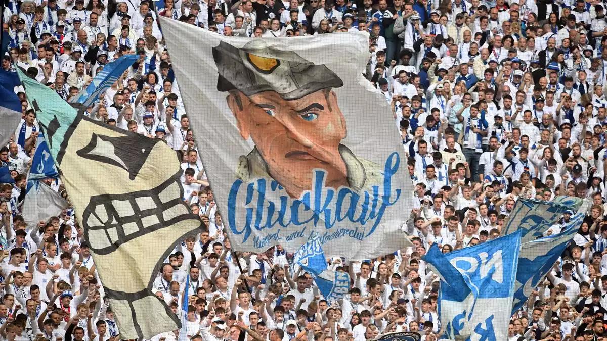 Die Schalker Fans fiebern dem Bundesligastart entgegen. (Archivbild) - Bild: Bernd Thissen/dpa
