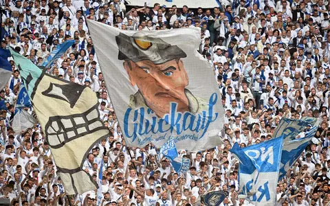 Die Schalker Fans fiebern dem Bundesligastart entgegen. (Archivbild) - Foto: Bernd Thissen/dpa