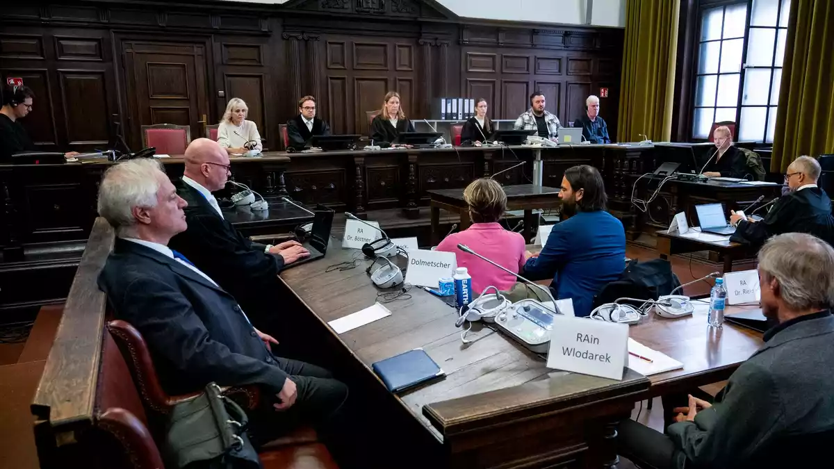 Die Nebenklage gab eine Erklärung zu Blocks Aussage ab. - Bild: Daniel Bockwoldt/dpa Pool/dpa