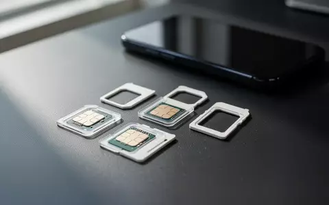 Mehrere SIM-Karten liegen auf einem dunklen Schreibtisch neben einem Smartphone. - Foto: über boerse-global.de