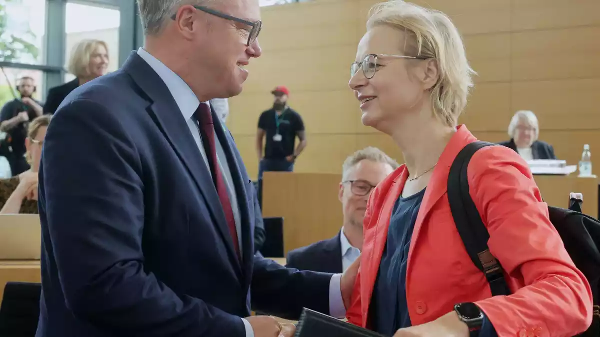 Die Spitze des Thüringer BSW steht zu Thüringens Regierungschef. - Bild: Bodo Schackow/dpa