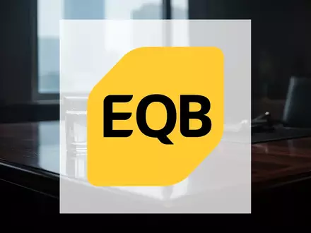Abstraktes, stimmungsvolles Büro-Szenario mit gedimmtem Licht, das eine Atmosphäre von geschäftlicher Vorsicht vermittelt. - Foto: über boerse-global.de