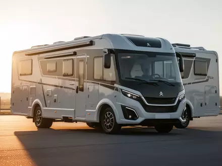 Modernes Wohnmobil geparkt auf einem Stellplatz bei Sonnenuntergang. - Foto: über boerse-global.de