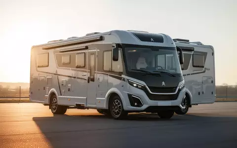 Modernes Wohnmobil geparkt auf einem Stellplatz bei Sonnenuntergang. - Foto: über boerse-global.de