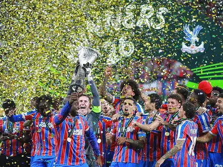 Crystal Palace mit dem Siegerpokal der UEFA Conference League (Archiv) - Foto: via dts Nachrichtenagentur