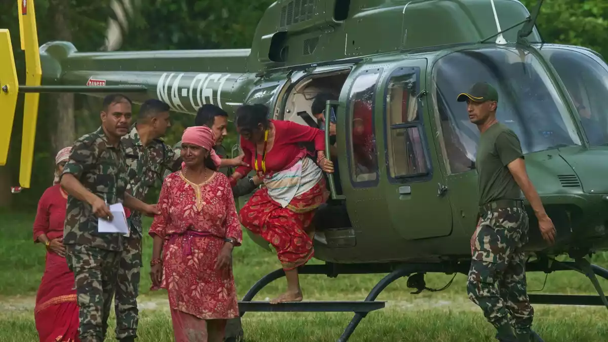 In Armeecamps starten und landen dauernd Rettungshubschrauber. - Bild: Niranjan Shrestha/AP/dpa