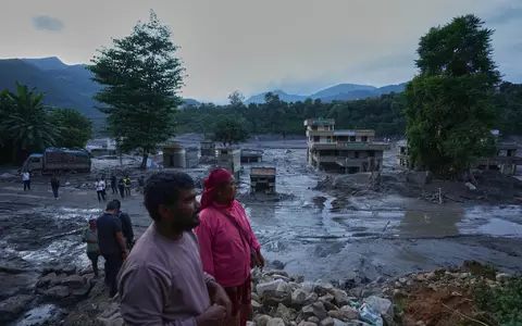 Die Sturzflut hat entlang eines Flusslaufs schwere Schäden angerichtet.  - Foto: Rajesh Kumar Singh/AP/dpa