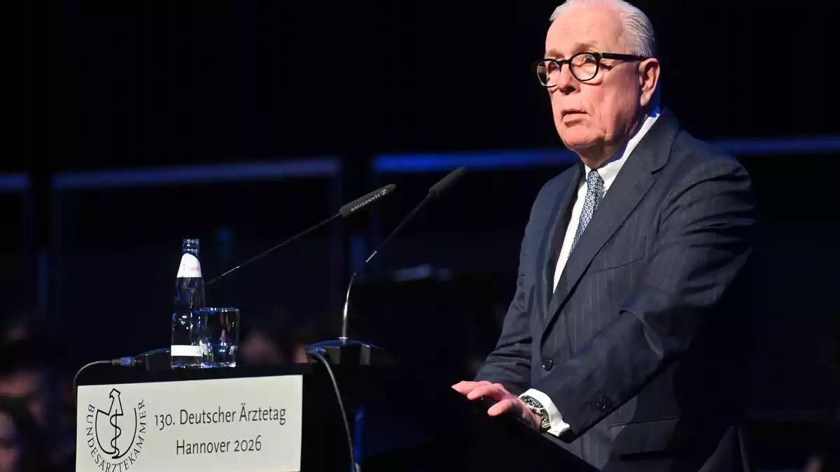 Der Präsident der Bundesärztekammer möchte, dass Patienten bei Beschwerden zuerst zum Hausarzt gehen. (Archivbild) - Bild: Julian Stratenschulte/dpa