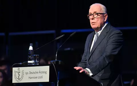 Der Präsident der Bundesärztekammer möchte, dass Patienten bei Beschwerden zuerst zum Hausarzt gehen. (Archivbild) - Foto: Julian Stratenschulte/dpa