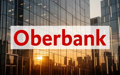 Moderne Glasfassade eines Bankgebäudes im goldenen Licht, symbolisiert finanzielles Wachstum und Stabilität. - Foto: über boerse-global.de