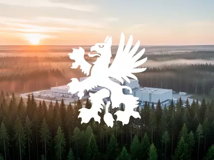 Nachhaltiges Forstwirtschaftsgebiet bei Sonnenaufgang mit moderner Industrieanlage in einer ruhigen Waldlandschaft. - Foto: über boerse-global.de