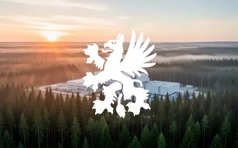 Nachhaltiges Forstwirtschaftsgebiet bei Sonnenaufgang mit moderner Industrieanlage in einer ruhigen Waldlandschaft. - Foto: über boerse-global.de