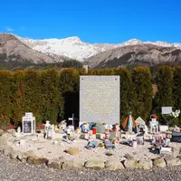 Eine Gedenktafel erinnert an den Flugzeugabsturz einer Germanwings-Maschine in den Alpen. Eine Klage auf zusätzliches Schmerzensgeld gegen das Luftfahrt-Bundesamt hat mehr als zehn Jahre nach der Katastrophe wenig Aussicht auf Erfolg.   - Foto: Christian Böhmer/dpa