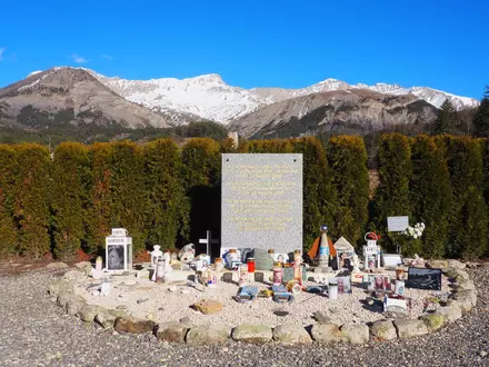 Eine Gedenktafel erinnert an den Flugzeugabsturz einer Germanwings-Maschine in den Alpen. Eine Klage auf zusätzliches Schmerzensgeld gegen das Luftfahrt-Bundesamt hat mehr als zehn Jahre nach der Katastrophe wenig Aussicht auf Erfolg.   - Foto: Christian Böhmer/dpa