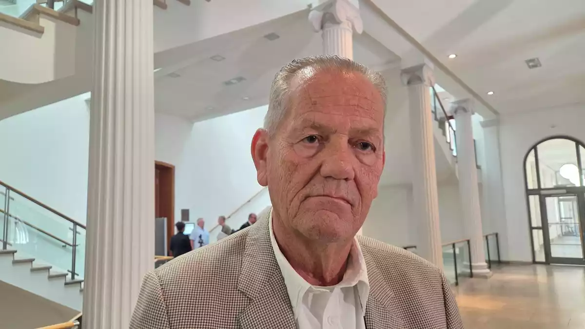 Klaus Radner hat Tochter, Enkelkind und den Freund der Tochter verloren. - Bild: Christian Brahmann/dpa