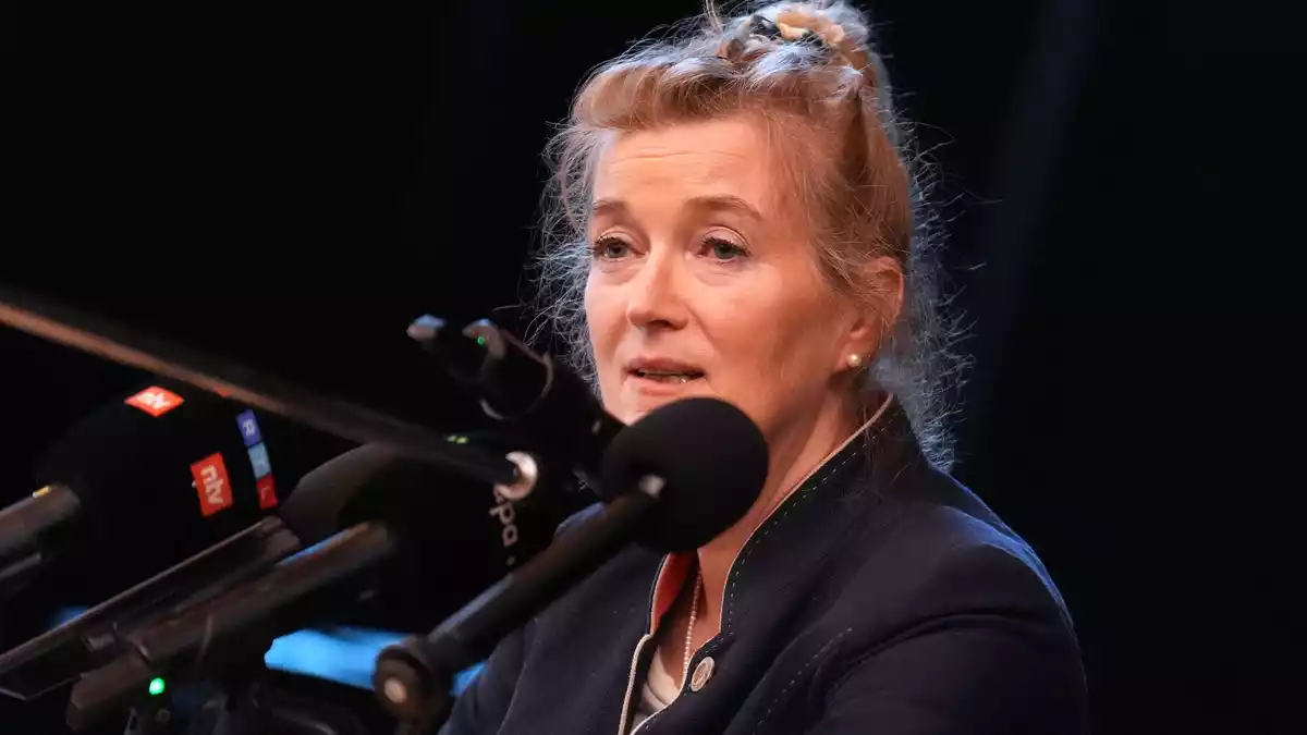 Tierärztin Kirsten Tönnies spricht während einer Pressekonferenz in Hamburg über den Buckelwal Timmy. - Bild: Marcus Brandt/dpa