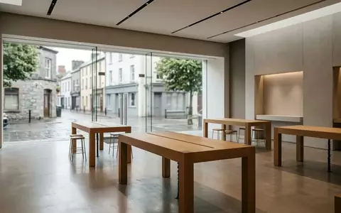 Modernes, minimalistisches Interieur eines Mobilfunkgeschäfts mit leeren Präsentationstischen und neutralem Design. - Foto: über boerse-global.de