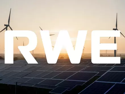Moderne Windkraft- und Solaranlagen in einer goldenen Morgenstimmung als Symbol für Investition und Nachhaltigkeit. - Foto: über boerse-global.de