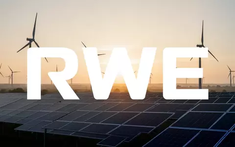 Moderne Windkraft- und Solaranlagen in einer goldenen Morgenstimmung als Symbol für Investition und Nachhaltigkeit. - Foto: über boerse-global.de