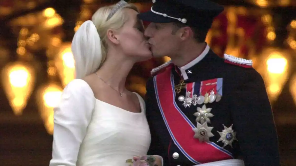 Haakon und Mette-Marit heirateten im August 2001. (Archivbild) - Bild: Martin Athenstädt/dpa