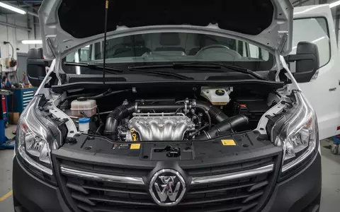 Geöffneter Motorraum eines modernen Lieferwagens in einer professionellen Werkstatt. - Foto: über boerse-global.de