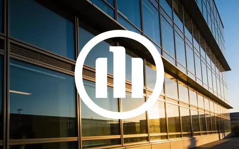 Moderne Glasfassade eines Bürogebäudes bei Sonnenuntergang als Symbol für finanzielle Stabilität und Vertrauen - Foto: über boerse-global.de