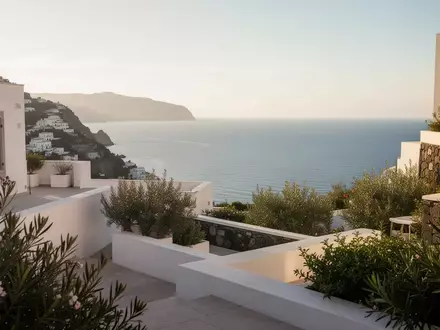 Sonnige mediterrane Hotelterrasse mit Blick auf das Meer vor der Küste Ischias. - Foto: über boerse-global.de