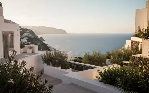 Sonnige mediterrane Hotelterrasse mit Blick auf das Meer vor der Küste Ischias. - Foto: über boerse-global.de
