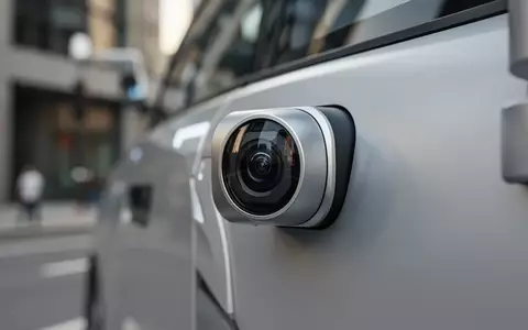 Hochauflösendes Kameramodul zur optischen Sensorik an der Außenseite eines modernen autonomen Robotaxis. - Foto: über boerse-global.de