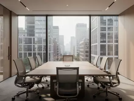 Ein moderner, leerer Konferenzraum mit einem großen Holztisch vor einer Fensterfront in einem Bürogebäude. - Foto: über boerse-global.de