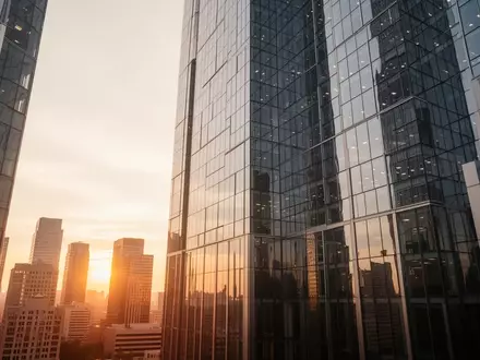 Moderne Glasfassade eines Wolkenkratzers im Finanzviertel im Licht der untergehenden Sonne. - Foto: über boerse-global.de