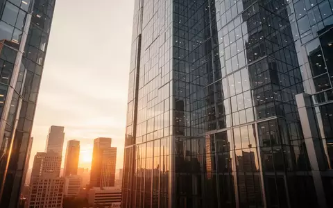 Moderne Glasfassade eines Wolkenkratzers im Finanzviertel im Licht der untergehenden Sonne. - Foto: über boerse-global.de