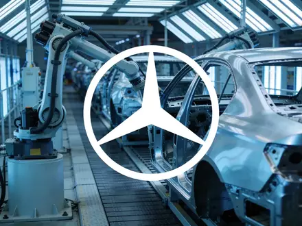Moderne industrielle Fertigungshalle in der Automobilbranche mit Fokus auf Präzision und Technik. - Foto: über boerse-global.de