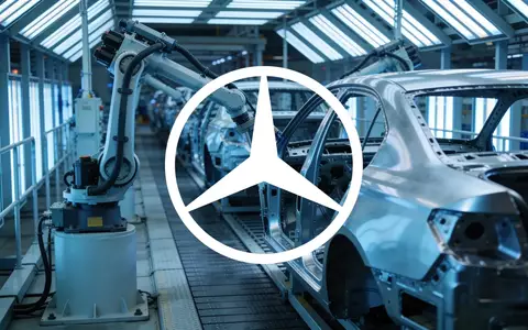 Moderne industrielle Fertigungshalle in der Automobilbranche mit Fokus auf Präzision und Technik. - Foto: über boerse-global.de