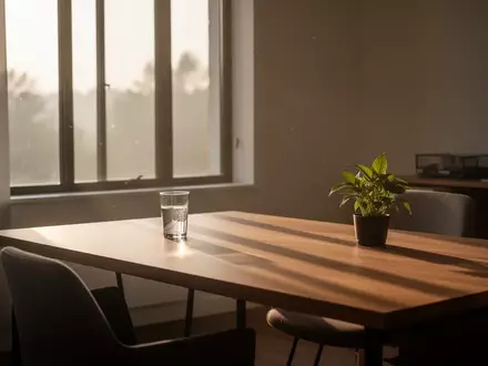Minimalistischer Arbeitsplatz in einem hellen Raum bei natürlichem Morgenlicht, der Ruhe und Fokus ausstrahlt. - Foto: über boerse-global.de