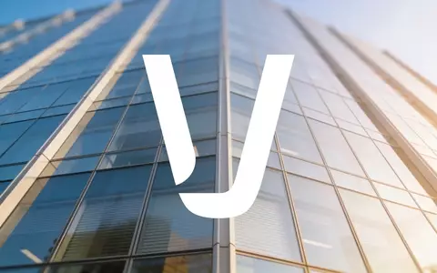 Moderne Glasfassade eines Bürogebäudes bei klarem Himmel als Symbol für Immobilien und Finanzstabilität - Foto: über boerse-global.de