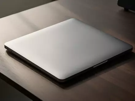 Ein moderner Laptop auf einem dunklen Schreibtisch, der Privatsphäre und digitale Sicherheit symbolisiert. - Foto: über boerse-global.de