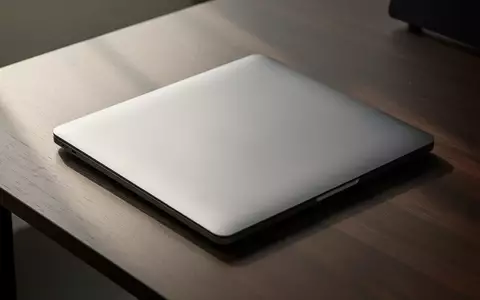 Ein moderner Laptop auf einem dunklen Schreibtisch, der Privatsphäre und digitale Sicherheit symbolisiert. - Foto: über boerse-global.de