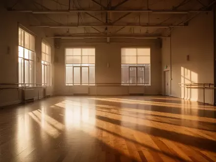 Ein leerer, sonnendurchfluteter Tanzsaal mit poliertem Holzboden und langen Schatten bei Tageslicht. - Foto: über boerse-global.de