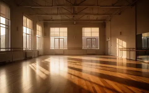 Ein leerer, sonnendurchfluteter Tanzsaal mit poliertem Holzboden und langen Schatten bei Tageslicht. - Foto: über boerse-global.de