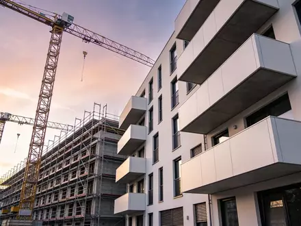 Moderne Baustelle eines hochwertigen Wohnbauprojekts im Stadtzentrum bei Tageslicht. - Foto: über boerse-global.de