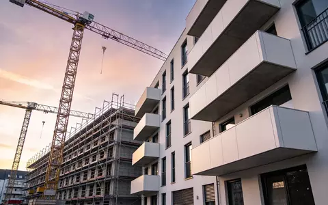 Moderne Baustelle eines hochwertigen Wohnbauprojekts im Stadtzentrum bei Tageslicht. - Foto: über boerse-global.de